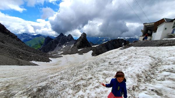 Kleiner Abstecher ins Schneefeld im August.
