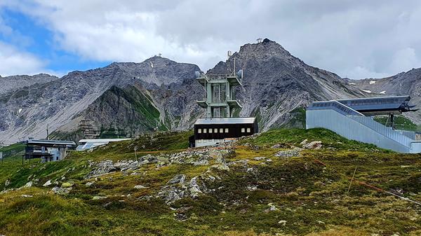 Leider sieht man auf dem Galzig und auch auf dem benachbarten Gampen im Sommer überall die Winterinfrastruktur herumstehen.