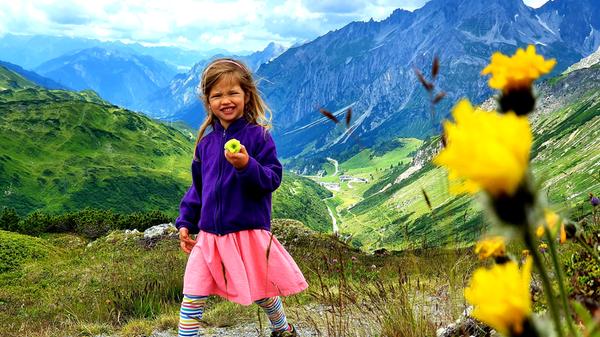 Auf dem Mutspurenweg blühen Blumen und der Blick geht in die Ferne.