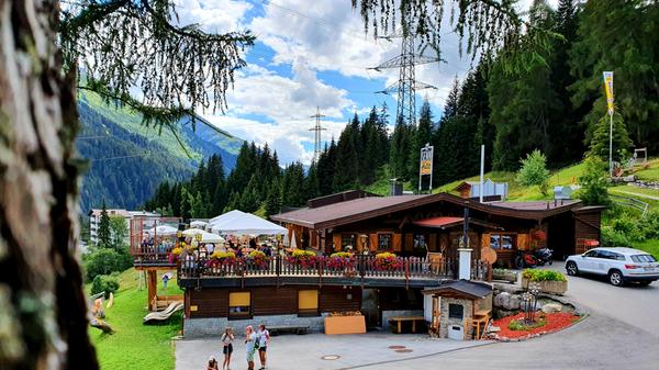 Die Sennhütte liegt auf dem Rückweg vom Galzig ein Stück weit oberhalb St. Antons. Hier sind Kinder besonders glücklich, denn es gibt viel zu entdecken: Eine Kugelbahn, Kräutergärten, ein Spielplatz, Kneippbecken...