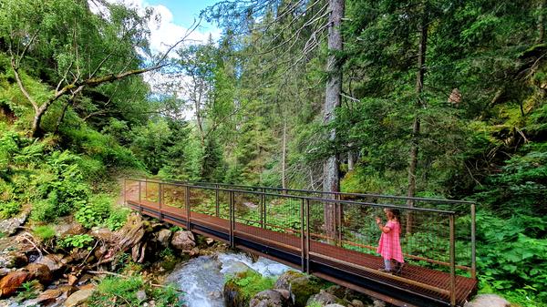 Zurück geht es spektakulär durch den Mühlbachtobel, eine kleine Klamm mit vielen Brücken und Steigen.