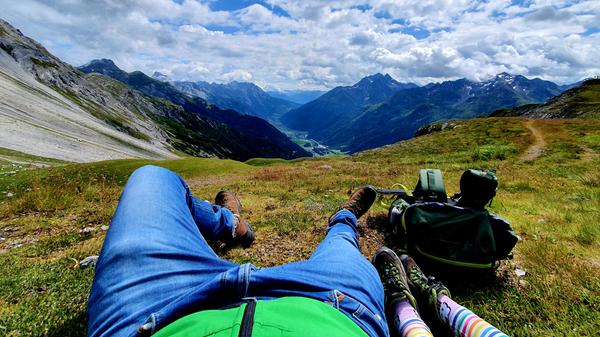 Entspannung auf einer Bergwiese am Kapall oberhalb des Gampen.