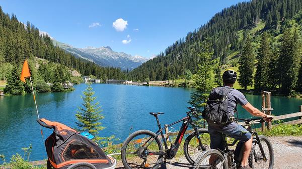 Der Stausee im Verwalltal mit Spielplatz.