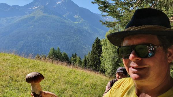Am nächsten Tag geht es zur Nessleralm oberhalb von Pettneu. Wanderführer Stefan hat direkt am Weg einen Steinpilz gefunden.