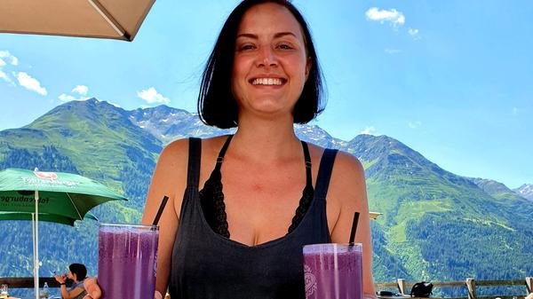 Auf der Nessleralm serviert die Sennerin frische Milch mit Blaubeeren.