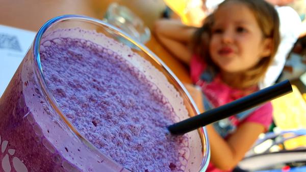 Ob die Heidelbeermilch mit dieser komischen Farbe wohl schmeckt?