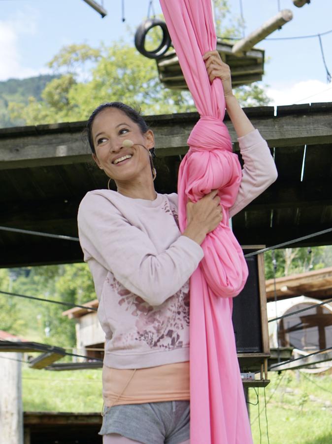 Simone Heitinga bietet im Klettergarten in Lenggries Aerial-Yoga-Kurse an.
Simone Heitinga bietet im Klettergarten in Lenggries Aerial-Yoga-Kurse an.