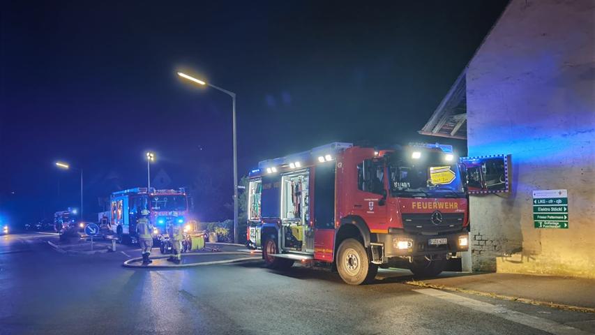 Großeinsatz im Landkreis Fürth: Lagerhalle fängt Feuer