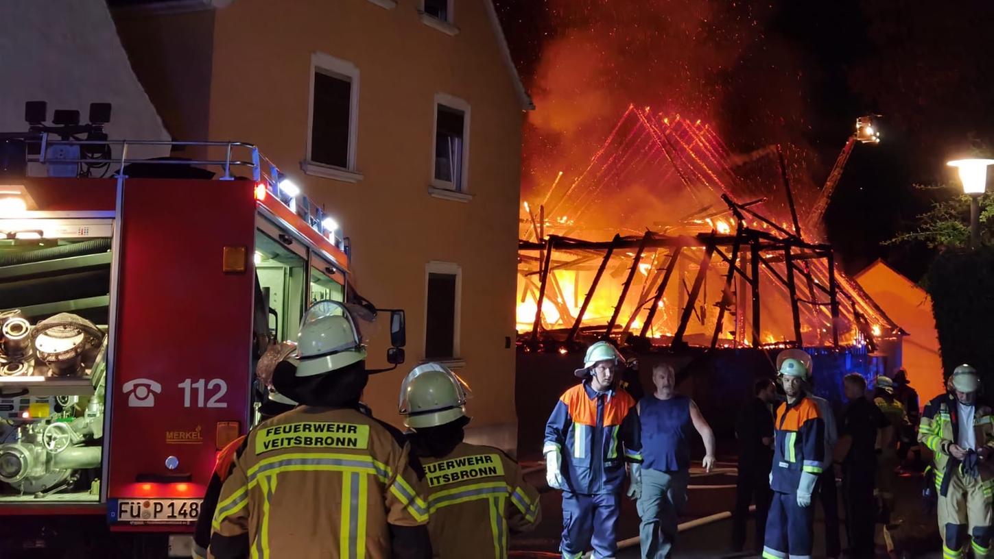 Ein Großaufgebot der Feuerwehr kämpfte gegen die Flammen.