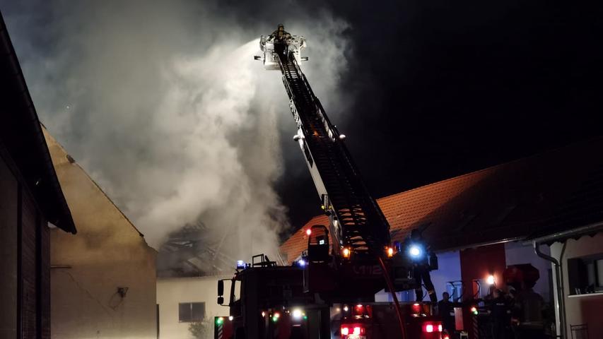 Großeinsatz im Landkreis Fürth: Lagerhalle fängt Feuer