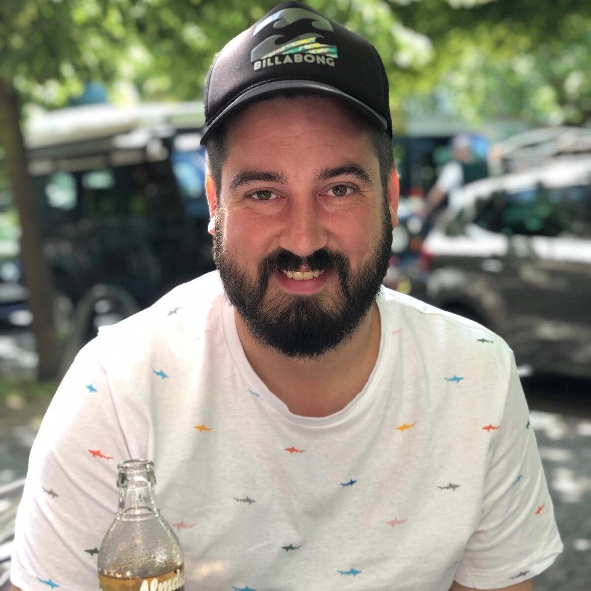 Coming-out mit: 17, ich war total verknallt in einen Mitschüler. Reaktion der Eltern: Meine Mutter war sehr, sehr entspannt, es war immer klar, dass das völlig okay ist. Trockener Kommentar: "Dann gibt’s halt keine Enkelkinder." Schlimmste Reaktion: Ich habe kaum schlechte Erfahrungen gemacht. Liebe ist für mich: Ein großes Glück. Dass mein Mann und ich uns gefunden haben und dass wir viele Interessen (unter anderem für Politik – in unterschiedlichen Parteien!) teilen. Mein Rat an Jüngere: Selbstbewusst und offen mit der eigenen Identität umgehen – das überzeugt am meisten. Lieblingsplatz in Nürnberg: Die Johanniskirche. Hier haben mein Mann und ich uns vor fast zwei Jahren das Jawort gegeben.