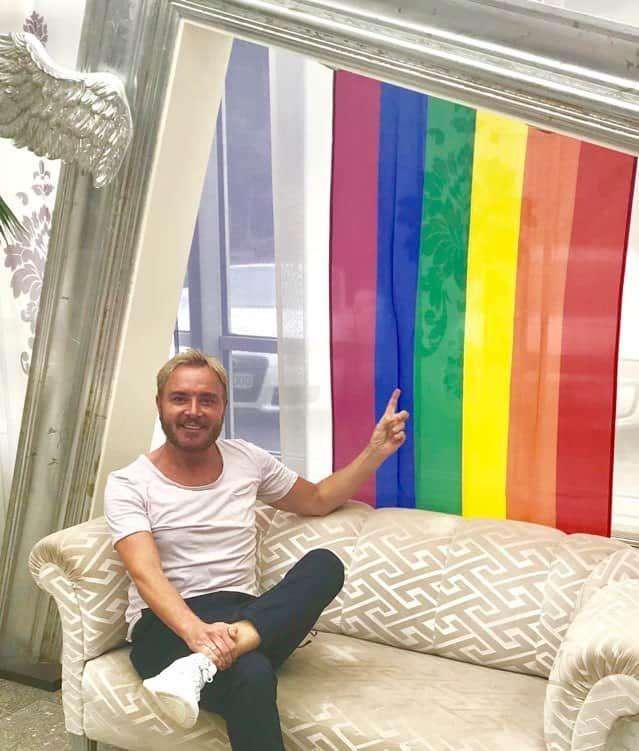 Coming-out mit: 18 Jahren. Reaktion der Eltern: Meine Mama hat mich in den Arm genommen und gesagt: "Es ist mir egal, was und wie - du bist und bleibst mein Sohn." Schlimmste Reaktion: Da gab’s viele. Ende der 80er war die Gesellschaft noch anders. In der Berufsschule war es schlimm. Da dachte ich manchmal: "Hätte ich es vielleicht doch nicht so öffentlich machen sollen?" Das sagte die Oma: "Du bist und bleibst mein Bub, mein Waggerla." Liebe ist für mich: Hundertprozentiges Vertrauen, eine reine Herzenssache. Mein Rat an Jüngere: Seid und bleibt sichtbar! Kämpft für die Werte, die wir schon erkämpft haben.