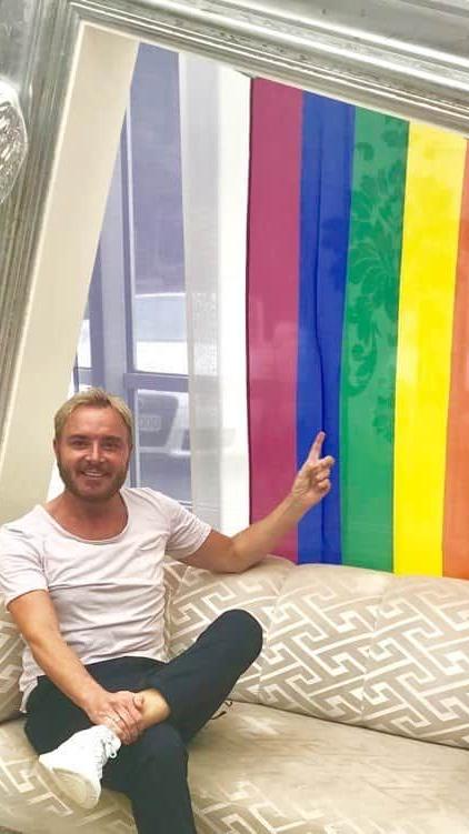 Coming-out mit: 18 Jahren. Reaktion der Eltern: Meine Mama hat mich in den Arm genommen und gesagt: "Es ist mir egal, was und wie - du bist und bleibst mein Sohn." Schlimmste Reaktion: Da gab’s viele. Ende der 80er war die Gesellschaft noch anders. In der Berufsschule war es schlimm. Da dachte ich manchmal: "Hätte ich es vielleicht doch nicht so öffentlich machen sollen?" Das sagte die Oma: "Du bist und bleibst mein Bub, mein Waggerla." Liebe ist für mich: Hundertprozentiges Vertrauen, eine reine Herzenssache. Mein Rat an Jüngere: Seid und bleibt sichtbar! Kämpft für die Werte, die wir schon erkämpft haben.