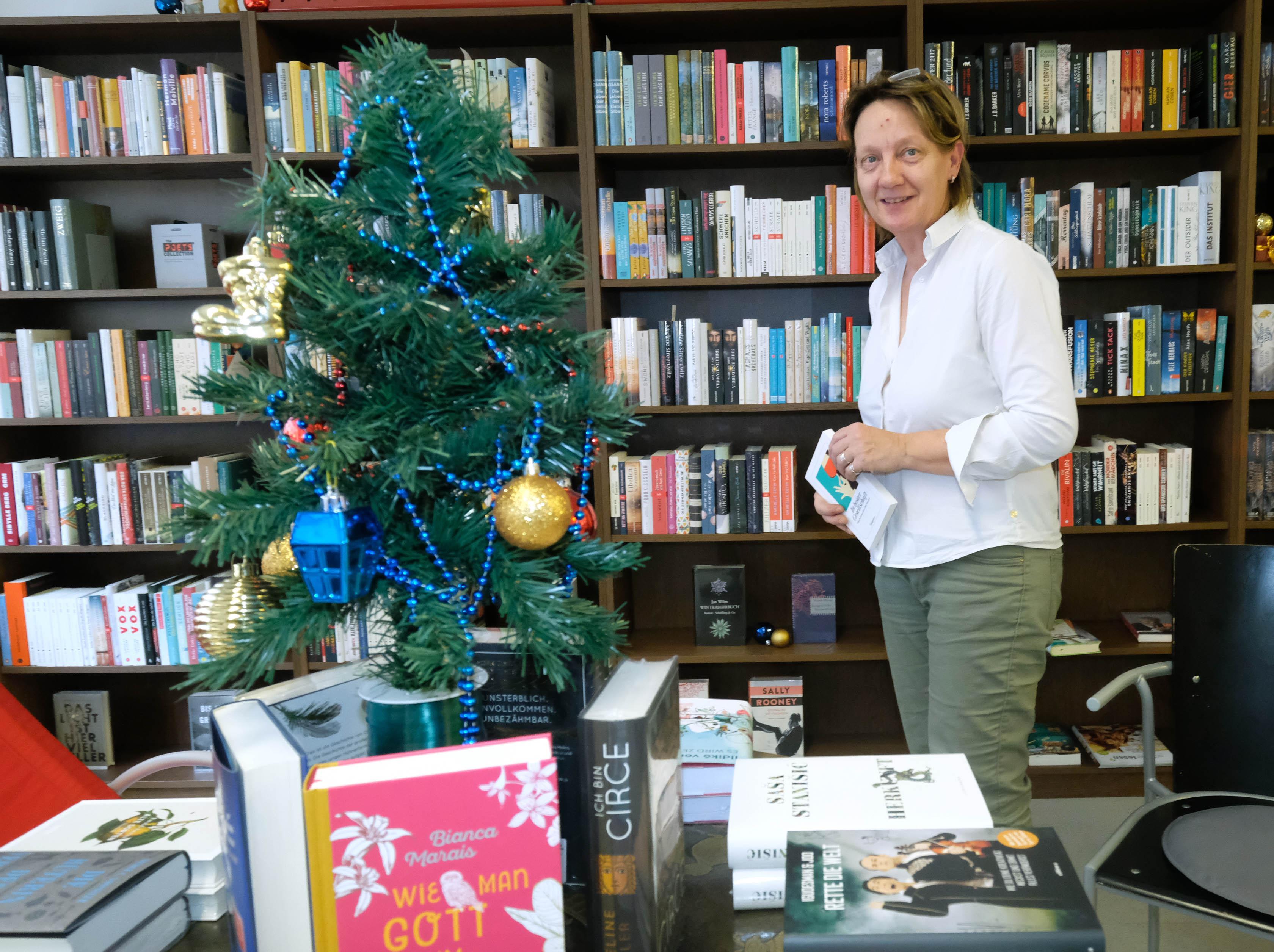 Coming out mit: 18 Jahren. Reaktion der Eltern: Mein Auszug war schlimmer als mein Coming-out. Beste Reaktion: Die meines Bruders. Der setzte sich zu mir und sagte: "Ich bin schwul." Nachdem er gesehen hat, dass bei mir nicht die Welt eingestürzt ist, hat er es sich getraut. Schlimmste Reaktion: Eine aus meiner Clique mit 18 meinte: "Das ist gegen die Natur oder gegen den Willen Gottes." Liebe ist für mich: Meine Lebensgefährtin ist vor einem Jahr gestorben. Deshalb ist Liebe für mich gerade, durch Nürnberg zu fahren, wo wir einmal zusammen gelaufen sind. Wir waren 37 Jahre zusammen. Wegen ihr habe ich mich damals geoutet. Mein Rat an Jüngere: Scheiß dich nix! Nürnberg ist für die queere Community: Cool. Nürnberg ist genug Großstadt, um klar offen zu sein, mit einer lebensfrohen Szene. Auch wenn es nicht Hipster-City ist. Nürnberg ist herzenswarm.