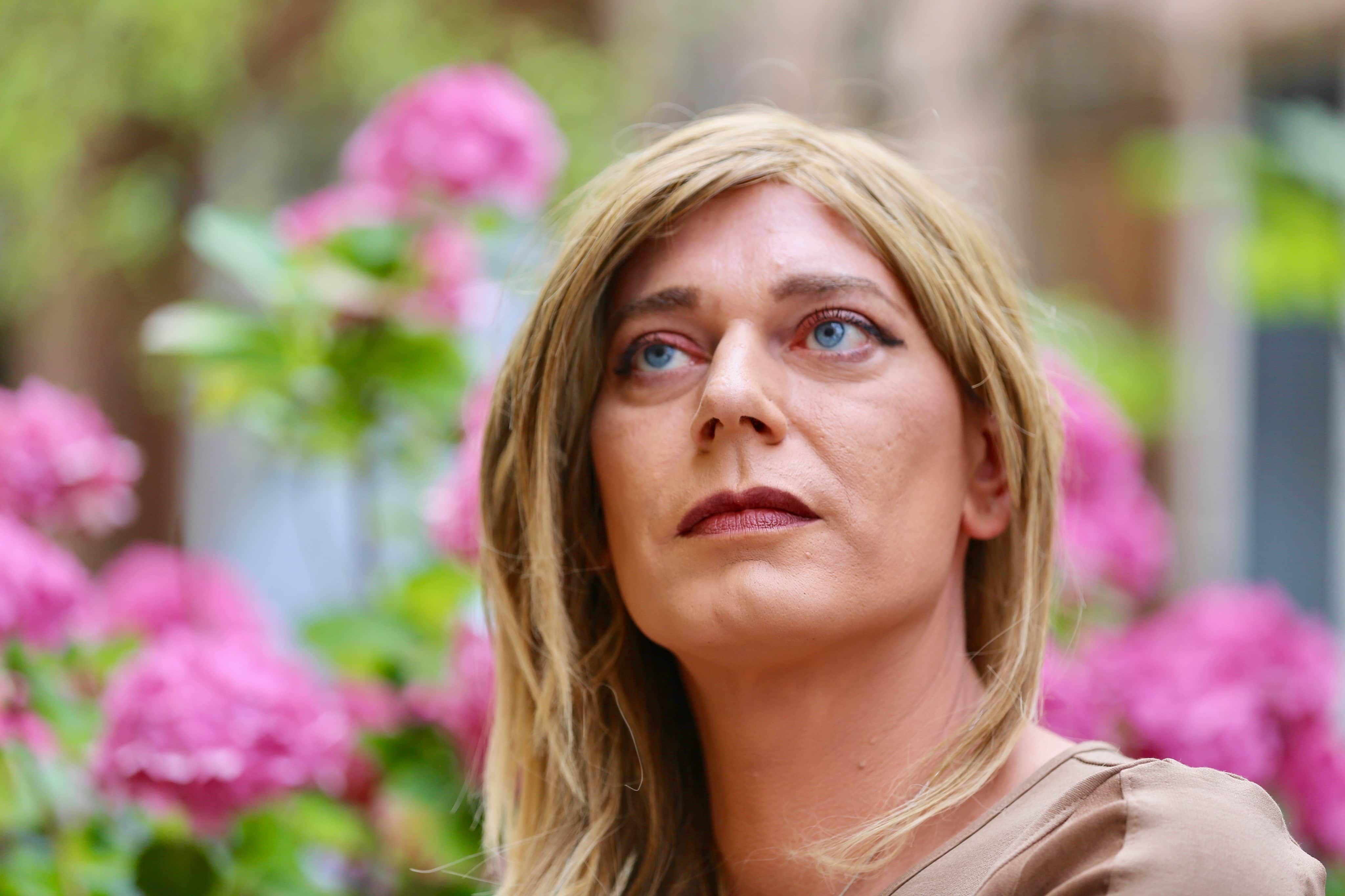 Coming-out mit: 41 Jahren. Reaktion der Eltern: Mein Vater meinte: "Ja mei, andere haben schwule Söhne, und du bist halt eine Frau, das passiert halt." Beste Reaktion: "Ich glaub, jetzt brauch ich doch ’nen Schnaps." Schlimmste Reaktionen: Bei weitem nicht das Übelste im Netz: "Begeh Selbstmord, du scheiß Transe." Liebe ist für mich: Liebe fragt nicht, Liebe ist einfach da und sie ist wunderbar. Mein Rat an Jüngere: Quält euch nicht so lange selbst, seid mutig und lebt euer Leben. Es kann kein schöneres geben!