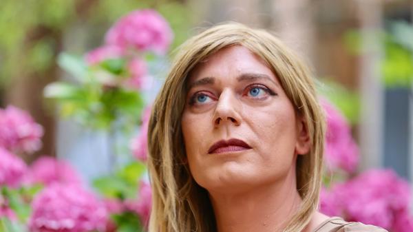 Coming-out mit: 41 Jahren. Reaktion der Eltern: Mein Vater meinte: "Ja mei, andere haben schwule Söhne, und du bist halt eine Frau, das passiert halt." Beste Reaktion: "Ich glaub, jetzt brauch ich doch ’nen Schnaps." Schlimmste Reaktionen: Bei weitem nicht das Übelste im Netz: "Begeh Selbstmord, du scheiß Transe." Liebe ist für mich: Liebe fragt nicht, Liebe ist einfach da und sie ist wunderbar. Mein Rat an Jüngere: Quält euch nicht so lange selbst, seid mutig und lebt euer Leben. Es kann kein schöneres geben!