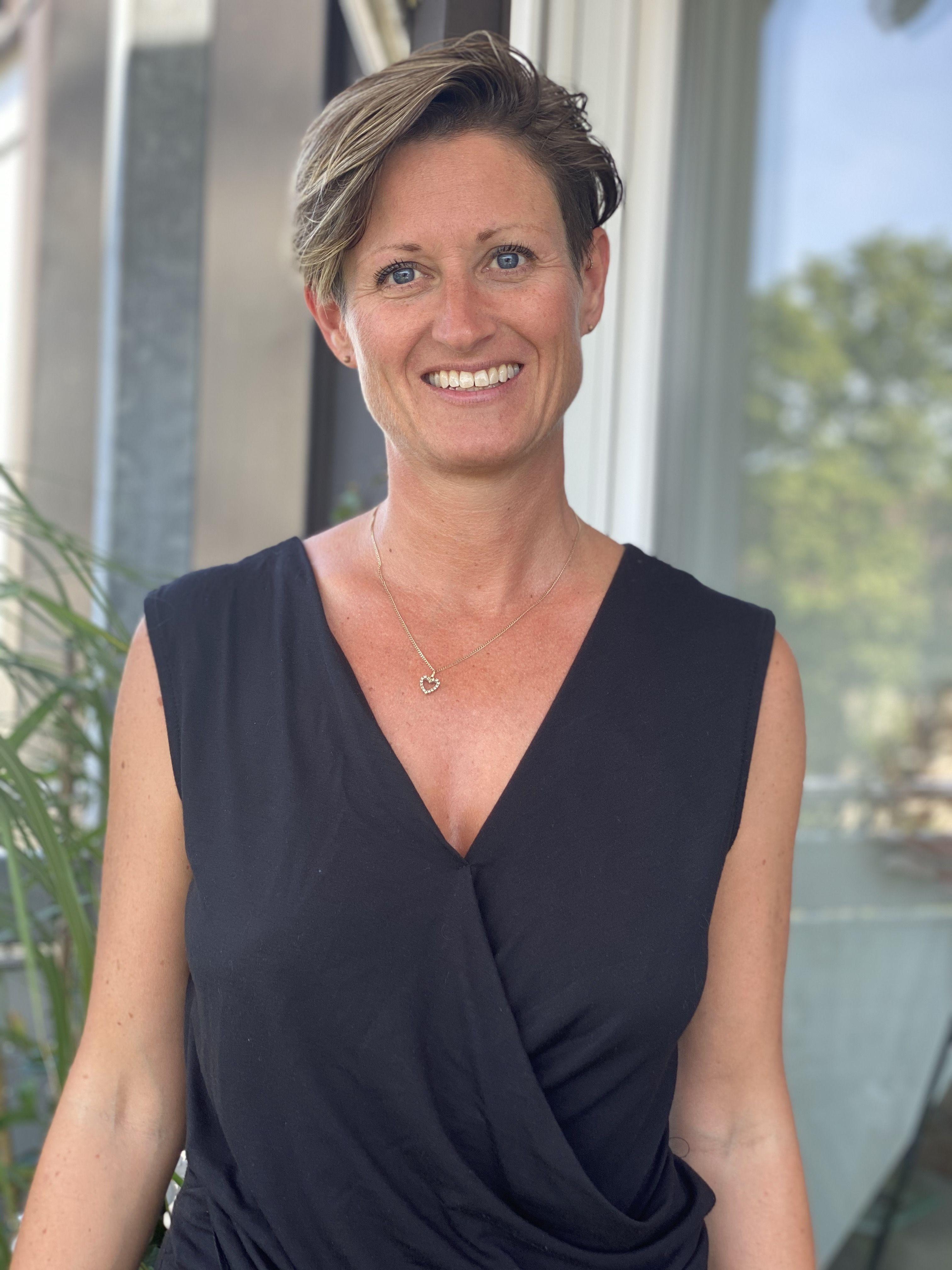 Coming-out mit: 18 Jahren. Reaktion der Eltern: Mama hatte Angst, keine Enkel zu bekommen. Taten sich beide anfangs schwer. Heute volle Akzeptanz, mittlerweile hat sie von mir zwei Enkel. Beste Reaktion: Wie meine Schüler damit umgehen. Immer wieder sehr offen und interessiert. Schlimmste Reaktion: Ein älterer Mann sagte am Friedhof, als ich mit meiner Partnerin umarmt am Grab stand: "Dass die sich nicht schämen." Liebe ist für mich: Meine Familie. Mein Rat an Jüngere: Seid stolz auf das, was ihr seid. Es ist wundervoll!