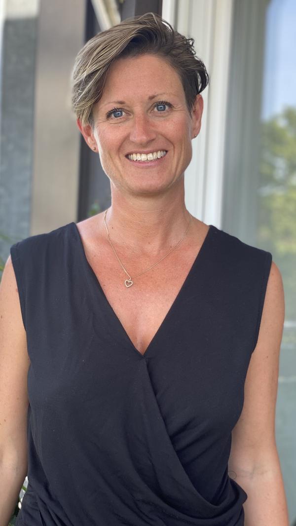 Coming-out mit: 18 Jahren. Reaktion der Eltern: Mama hatte Angst, keine Enkel zu bekommen. Taten sich beide anfangs schwer. Heute volle Akzeptanz, mittlerweile hat sie von mir zwei Enkel. Beste Reaktion: Wie meine Schüler damit umgehen. Immer wieder sehr offen und interessiert. Schlimmste Reaktion: Ein älterer Mann sagte am Friedhof, als ich mit meiner Partnerin umarmt am Grab stand: "Dass die sich nicht schämen." Liebe ist für mich: Meine Familie. Mein Rat an Jüngere: Seid stolz auf das, was ihr seid. Es ist wundervoll!