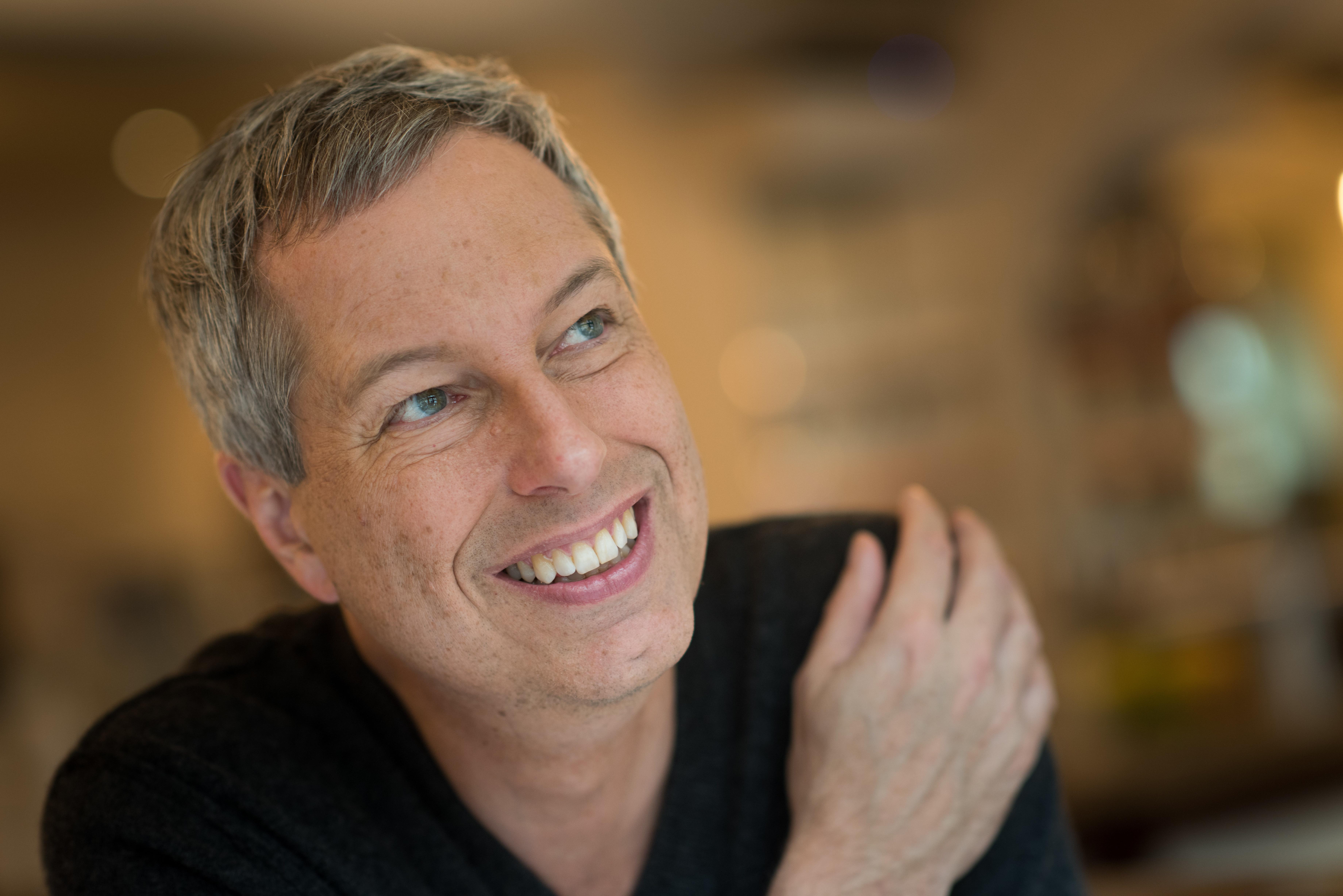 Coming-out mit: 17 Jahren. Reaktion der Eltern: Gelassen und liebevoll. Beste Reaktion: Mein Hetero-Freund Jürgen: "Nix ändert sich!" Schlimmste Reaktion: Erster Urlaub in Frankreich nach dem Coming-out – Prügelei vor einer Disco. Das sagt(e) die Oma: "Mäht nüs!" – "Macht nichts" auf Rheinisch. Mein Rat an Jüngere: Augen auf und durch! Liebe ist für mich:  Respekt in jeder Form. Nürnberg ist für die queere Community: Damals ein noch etwas unbearbeiteter Acker – heute ein Blumengarten!