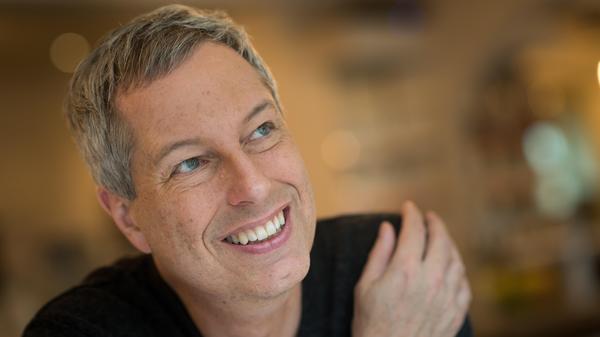 Coming-out mit: 17 Jahren. Reaktion der Eltern: Gelassen und liebevoll. Beste Reaktion: Mein Hetero-Freund Jürgen: "Nix ändert sich!" Schlimmste Reaktion: Erster Urlaub in Frankreich nach dem Coming-out – Prügelei vor einer Disco. Das sagt(e) die Oma: "Mäht nüs!" – "Macht nichts" auf Rheinisch. Mein Rat an Jüngere: Augen auf und durch! Liebe ist für mich: Respekt in jeder Form. Nürnberg ist für die queere Community: Damals ein noch etwas unbearbeiteter Acker – heute ein Blumengarten!