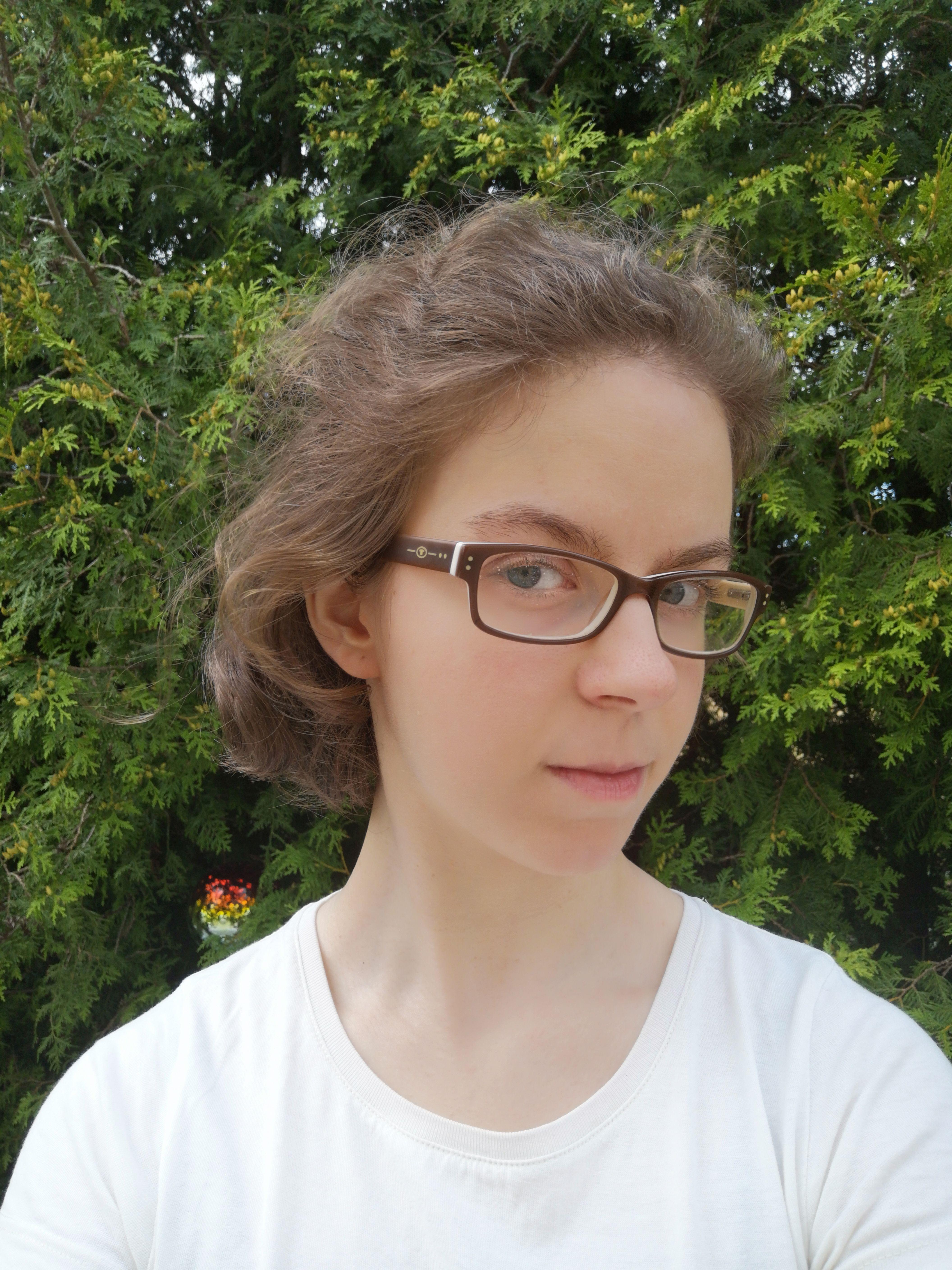 Coming-out mit: 16 Jahren. Reaktion der Eltern: Meine Mutter hat sehr positiv reagiert. Mein Vater war sehr skeptisch, akzeptiert mich aber mittlerweile so, wie ich bin. Das sagt die Oma: Sie findet, dass es egal ist, in wen ich mich verliebe, solange es mir dabei gut geht. Mein Rat an andere: Nehmt euch die Zeit, die ihr braucht, sowohl für euer inneres als auch für euer äußeres Coming-out. Labels sind nicht in Stein gemeißelt, probiert euch aus!