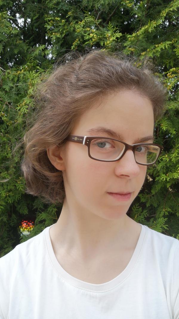 Coming-out mit: 16 Jahren. Reaktion der Eltern: Meine Mutter hat sehr positiv reagiert. Mein Vater war sehr skeptisch, akzeptiert mich aber mittlerweile so, wie ich bin. Das sagt die Oma: Sie findet, dass es egal ist, in wen ich mich verliebe, solange es mir dabei gut geht. Mein Rat an andere: Nehmt euch die Zeit, die ihr braucht, sowohl für euer inneres als auch für euer äußeres Coming-out. Labels sind nicht in Stein gemeißelt, probiert euch aus!