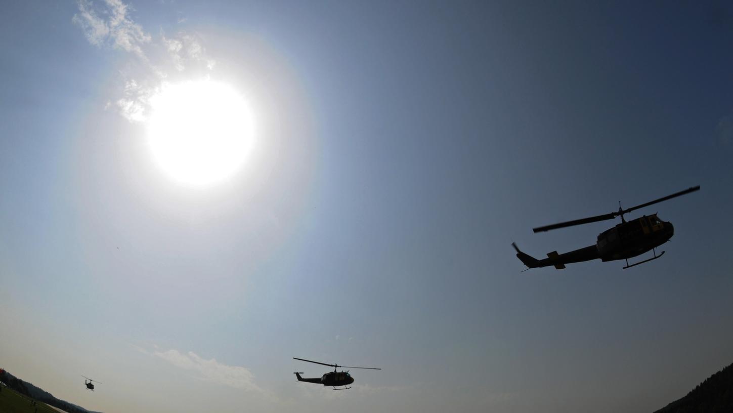 Hohenfels: Hubschrauber der US-Armee fliegen auf dem Truppenübungsplatz.