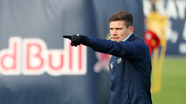 Nach der erfolgreichen Relegation und dem glücklichen Klassenerhalt unter Interimstrainer Michael Wiesinger installierte Neu-Sportvorstand Dieter Hecking vor der Saison 2020/21 einen Trainer-Novizen: Robert Klauß, der über ein Jahrzehnt bei RB Leipzig aktiv und zuletzt als Assistent von Julian Nagelsmann tätig war, übernahm in Nürnberg erstmals in seiner Laufbahn das Amt des Cheftrainers im Seniorenbereich.