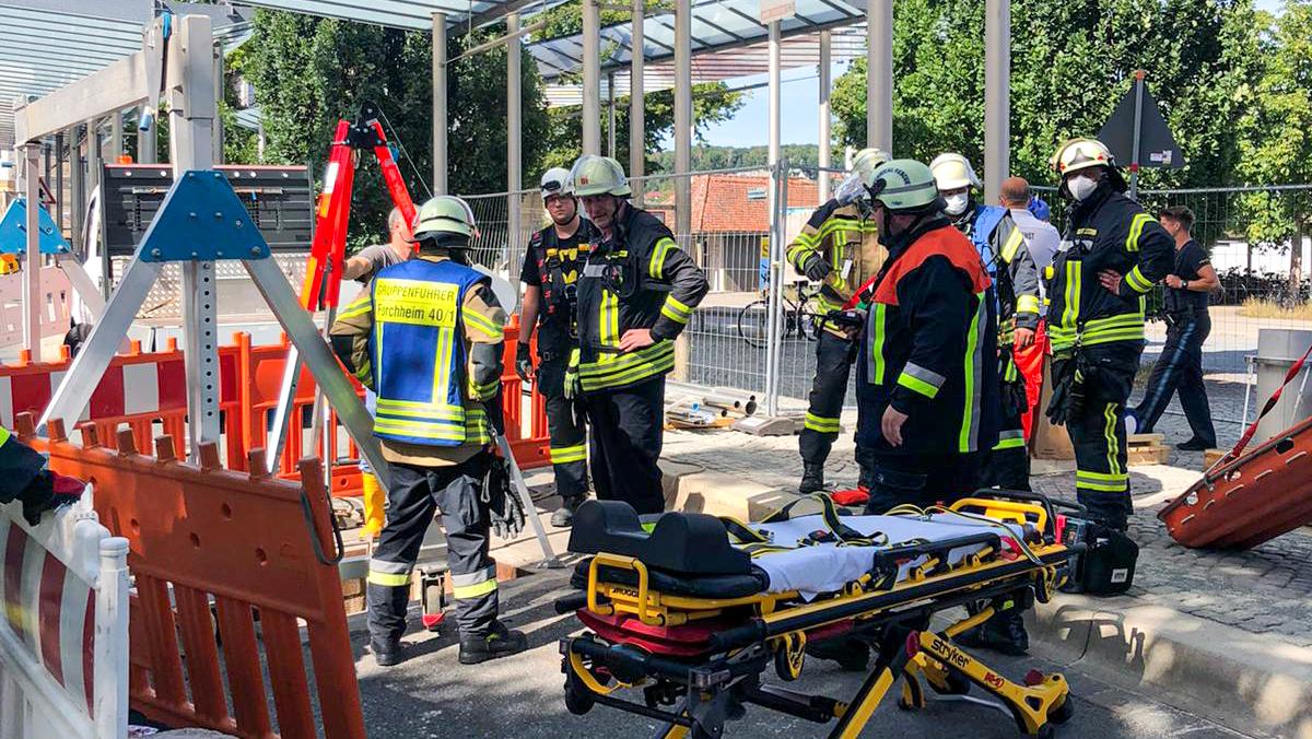 Arbeitsunfall: Feuerwehr rettet Mann am Forchheimer Bahnhof aus Abwasserschacht
