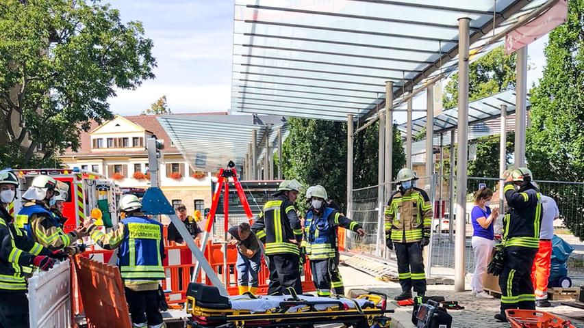 Forchheimer Feuerwehr rettet Mann nach Arbeitsunfall aus Abwasserschacht am Bahnhof