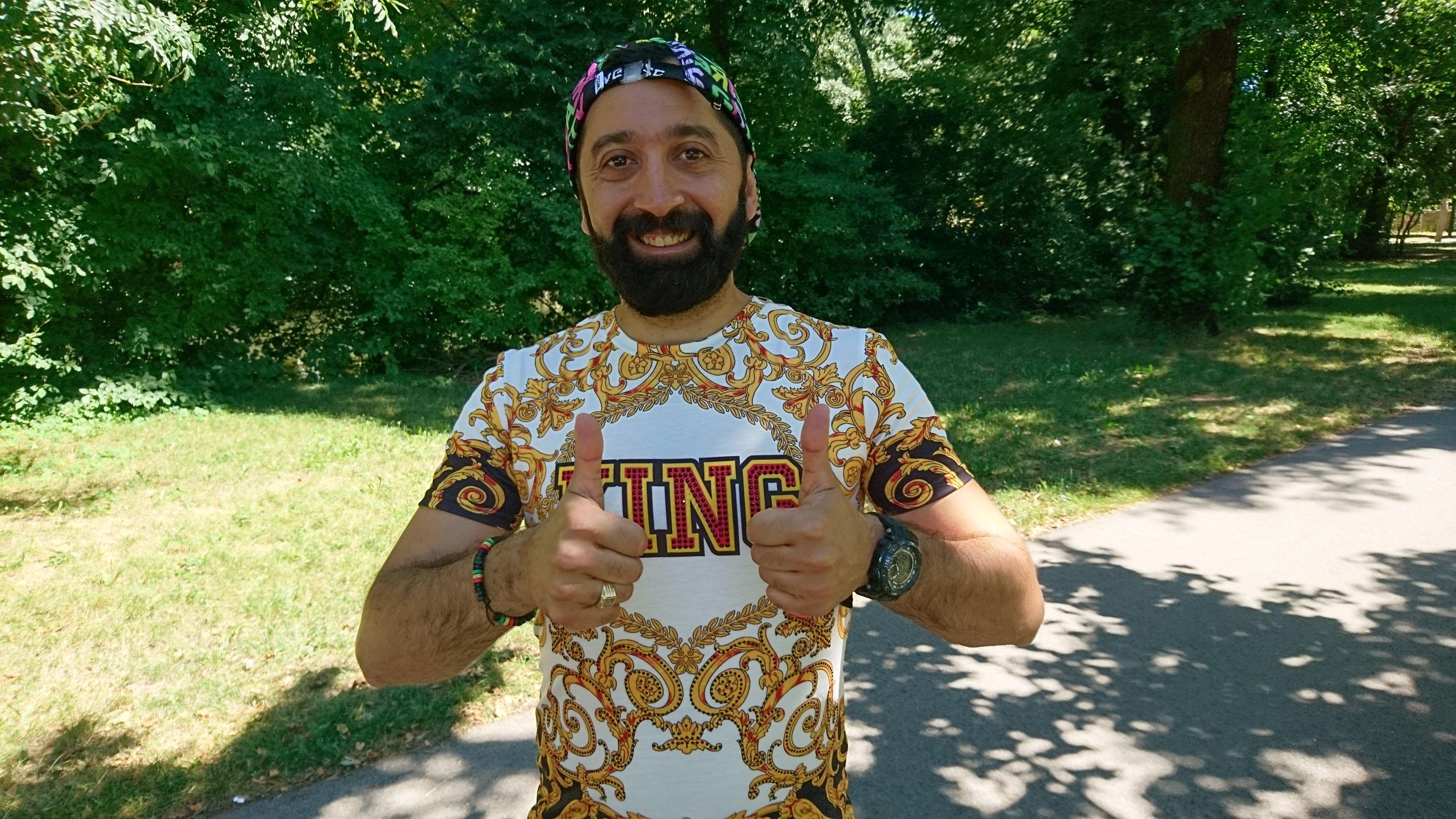 Coming-out mit: Ich wusste es schon als Kind, aber sagen konnte ich es erst, als ich 2015 nach Deutschland und nach Nürnberg kam. Reaktion der Eltern: Es war eine Bombe für meine Familie. Ein Onkel hat gesagt: "Wenn ich dich sehe, töte ich dich." Schlimmste Reaktion: Ich war im Irak im Gefängnis weil ich schwul bin. Das werde ich nie vergessen. Man wird dort als Schwuler sehr schlimm behandelt, auch vergewaltigt. Beste Reaktion: Bei Fliederlich. Hier lerne ich andere Schwule kennen, man hilft mir. Nürnberg ist für mich: Ich liebe Nürnberg! Ich kann hier leben und arbeiten und werde respektiert, auch wenn ich schwul bin. Das geht im Irak nicht. Liebe ist für mich: Ich bin seit zehn Monaten mit einem kubanischen Mann zusammen. Mein Habibi, mein Schatz, ist alles. Ich kann nicht lachen ohne ihn, ich kann nicht laufen ohne ihn. Mein Rat an andere: Die Liebe gibt es nur einmal. Du musst es leben, sonst ist der Moment fort. Wenn ich Hass-Kommentare auf Facebook bekomme, dann antworte ich mit einer Blume.