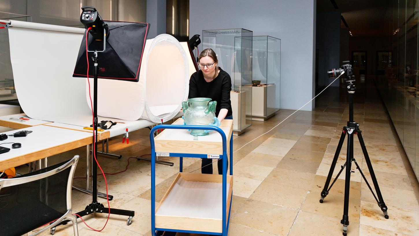Sammlungsleiterin Angelilka Hofmann transportiert eine antike Vase zur mobilen Fotostation. Foto Frank P. Bär, GNM