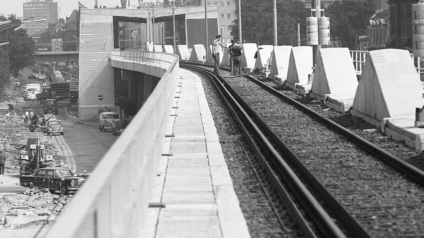 Die Hochbahnbrücke an der Stadtgrenze: die Gleise sind bereits verlegt, in einigen Wochen rollen hier die Straßenbahnzüge. Hier geht es zum Kalenderblatt vom 31. Juli 1970: Tausend Meter Hochbahn.