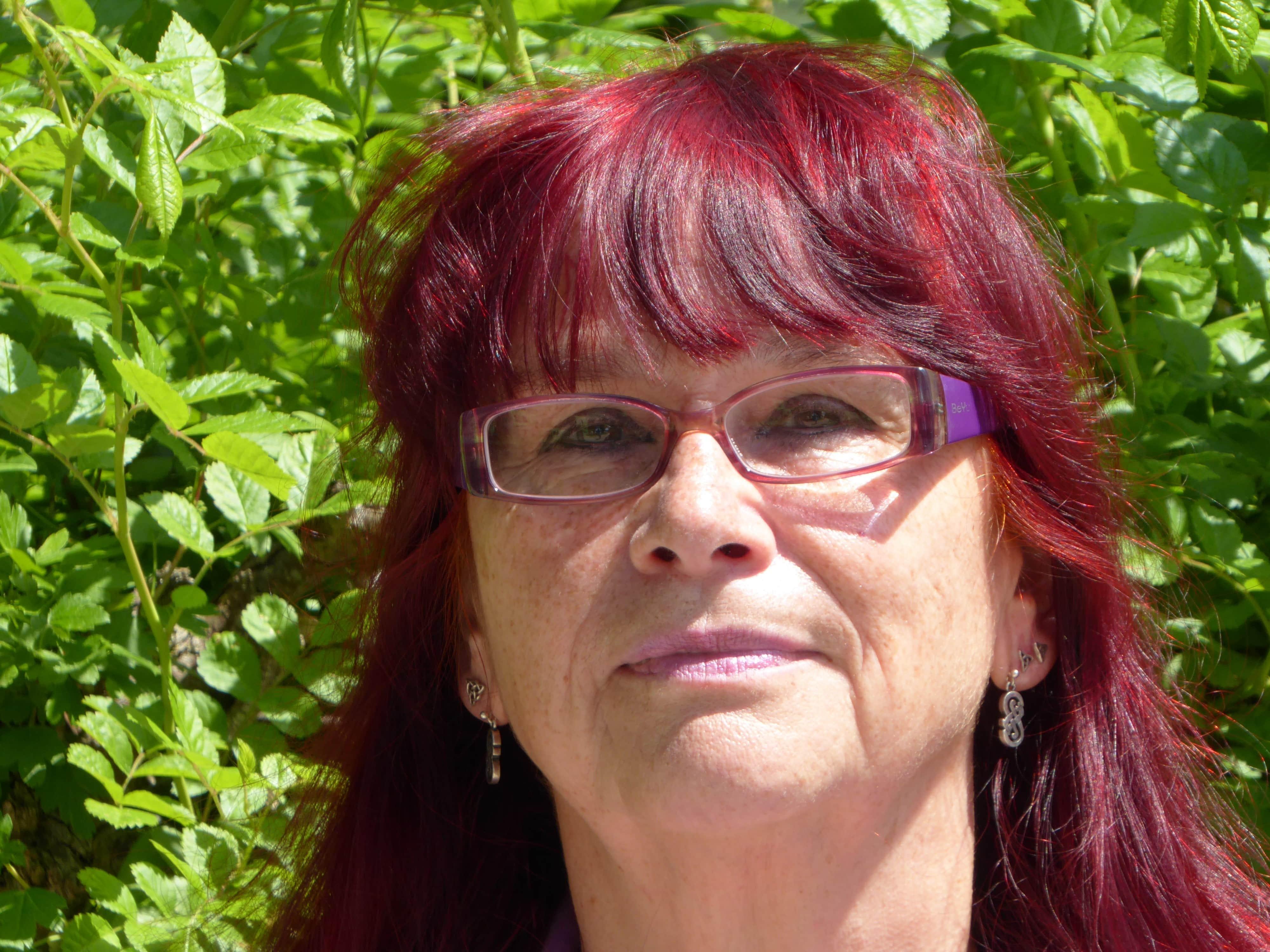 Coming-out mit: 44 Jahren, nach zwei Ehen mit Männern. Reaktion der Eltern: Meine Mutter war toll. Sie hat gesagt "Das hab ich schon immer g’wusst!" Schlimmste Reaktion: Leider von der Frauenszene selber. Meine heutige Frau Martina wurde gefragt: "Was willst du mit der Hete?" Liebe ist für mich: Dass man sich auch noch nach vielen Jahren anschaut und anstrahlt und verliebt ist. Mein Rat an Jüngere: Sich nicht zu verbiegen, sondern auf sein Inneres zu hören und das dann auch zu leben. Man muss nicht so viele Umwege gehen wie ich.