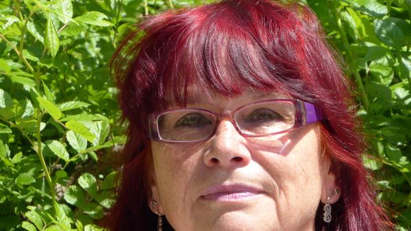 Coming-out mit: 44 Jahren, nach zwei Ehen mit Männern. Reaktion der Eltern: Meine Mutter war toll. Sie hat gesagt "Das hab ich schon immer g’wusst!" Schlimmste Reaktion: Leider von der Frauenszene selber. Meine heutige Frau Martina wurde gefragt: "Was willst du mit der Hete?" Liebe ist für mich: Dass man sich auch noch nach vielen Jahren anschaut und anstrahlt und verliebt ist. Mein Rat an Jüngere: Sich nicht zu verbiegen, sondern auf sein Inneres zu hören und das dann auch zu leben. Man muss nicht so viele Umwege gehen wie ich.