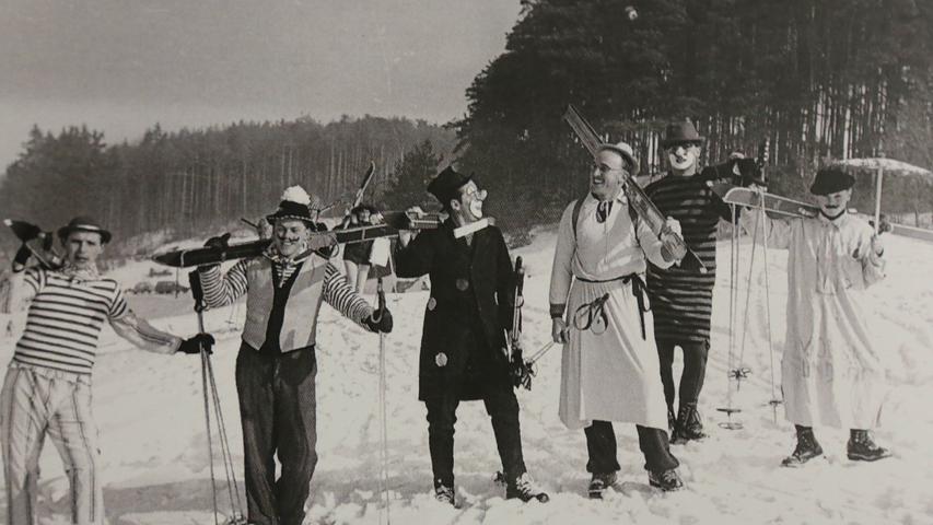 Hans Gaschbauer (2.v.l.) war schon immer einer, der gerne draußen war. So etwa beim Skifasching im Herzogenauracher Gründla.