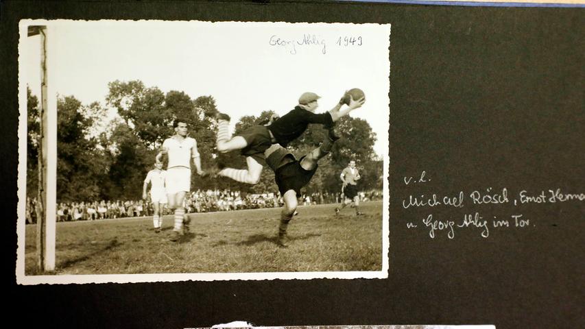Der Mann mit der Mütze hat den Ball: Georg Ahlig galt als großartiger Keeper in den frühen Nachkriegsjahren.