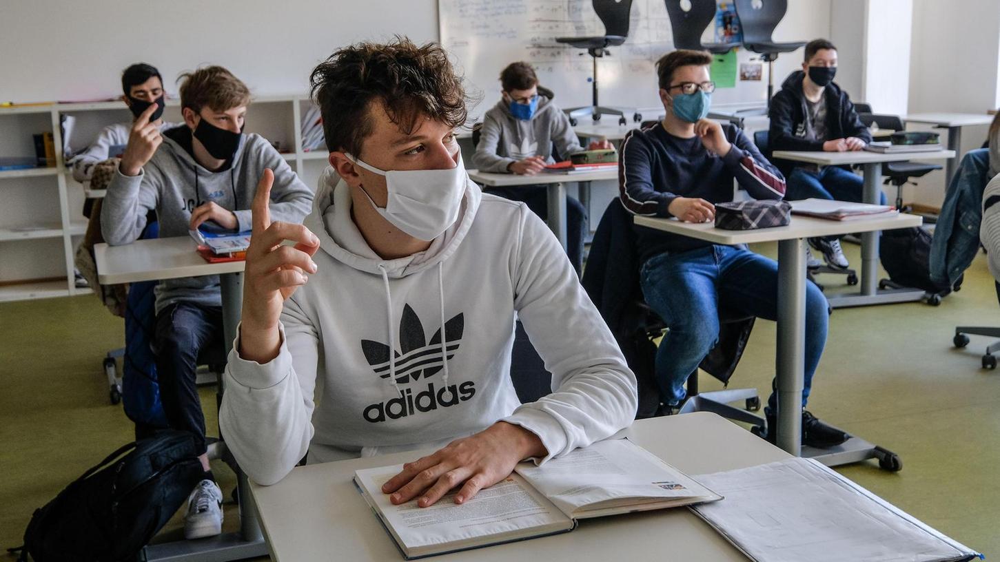 Schon ab 20 Neuinfektionen: Maskenpflicht im Unterricht