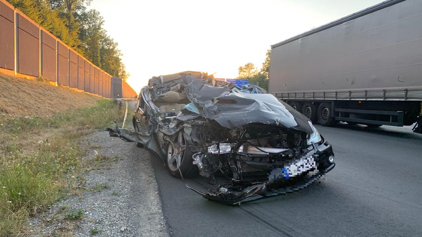 Schwerer Unfall auf A3: Mercedes fährt in Stauende