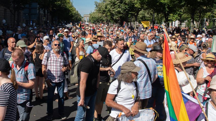 Mit Aluhut und ohne Abstand: Tausende demonstrieren gegen Corona-Regeln
