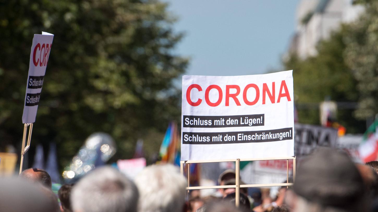 In Berlin protestierten Tausende gegen jegliche Beschränkungen zur Eindämmung der Corona-Pandemie.