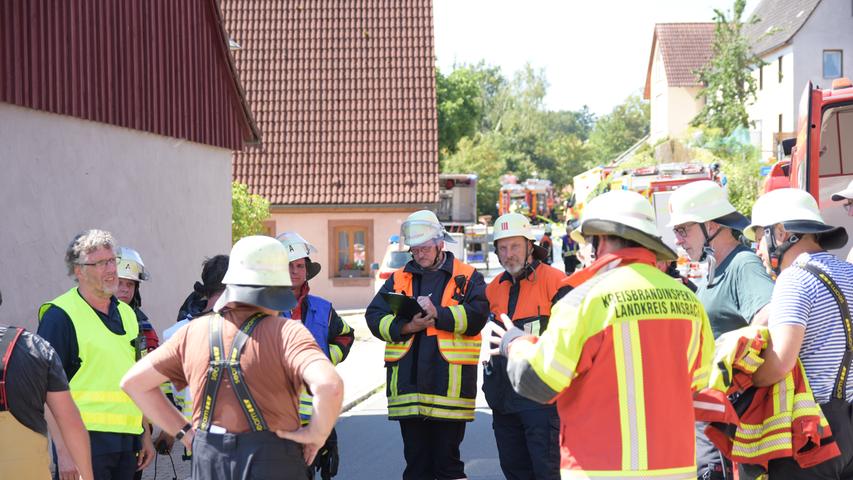 Vollbrand in Scheune: Zahlreiche Feuerwehrleute bei Windsbach im Einsatz