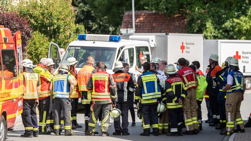 Vollbrand in Scheune: Zahlreiche Feuerwehrleute bei Windsbach im Einsatz