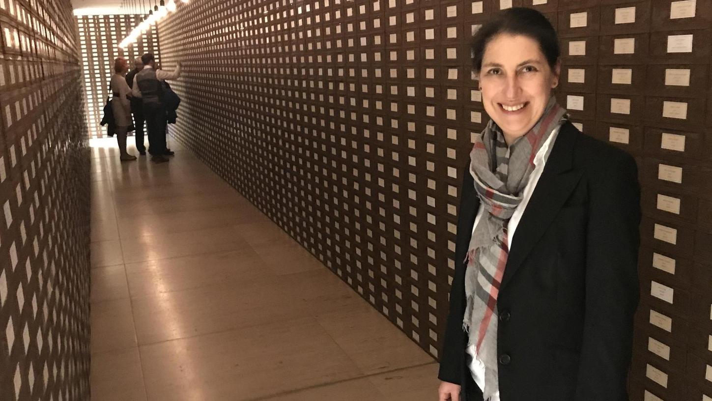 FDP-Politikerin Katja Hessel in dem begehbaren Kunstwerk „Archiv der Abgeordneten“ des Franzosen Christian Boltanski. Inzwischen ist sie aufgestiegen und leitet inzwischen den wichtigen Finanzausschuss.