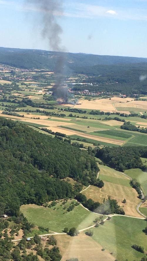 Schutt und Asche: Ballenpresse brennt auf Feld bei Pretzfeld