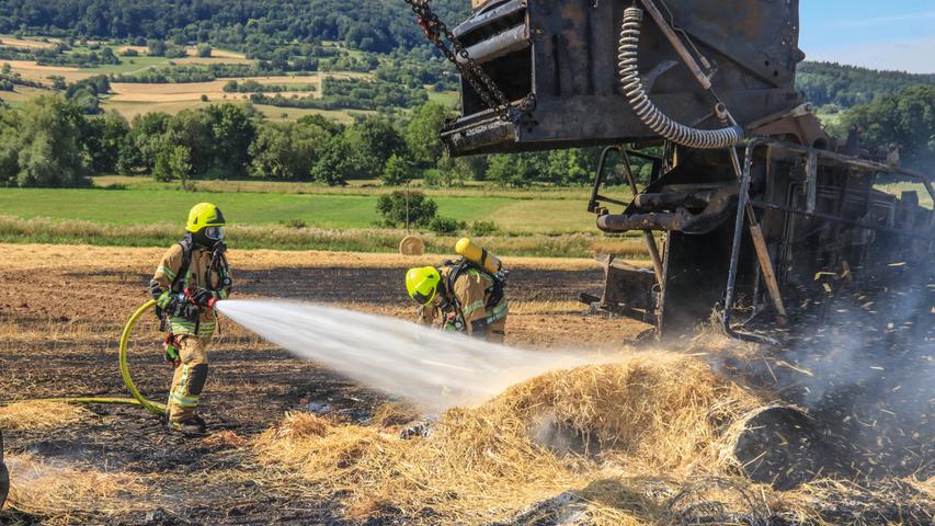 Schutt und Asche: Ballenpresse brennt auf Feld bei Pretzfeld
