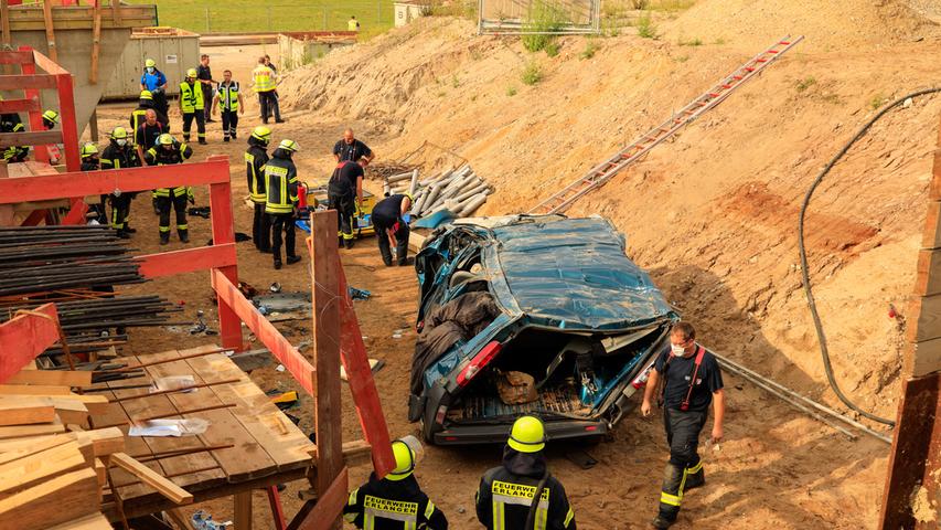 Auf der Flucht vor der Polizei ist am Sonntagmorgen auf der A3 bei Erlangen ein Auto fünf Meter tief in eine Baugrube gestürzt. Die Insassen wurden zum Teil lebensgefährlich verletzt.