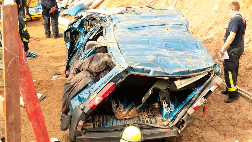 Auto stürzt in Baugrube: Insassen teilweise lebensgefährlich verletzt