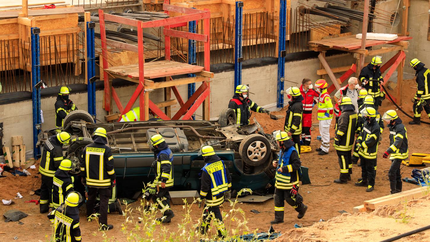 Flucht vor der Polizei: Auto stürzt in Baugrube bei Erlangen