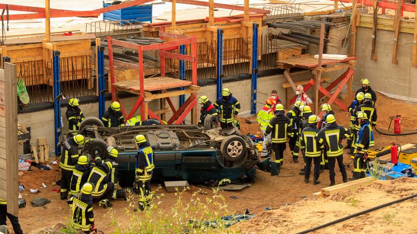 Auf der Flucht vor der Polizei ist am Sonntagmorgen auf der A3 bei Erlangen ein Auto fünf Meter tief in eine Baugrube gestürzt. Die Insassen wurden zum Teil lebensgefährlich verletzt.